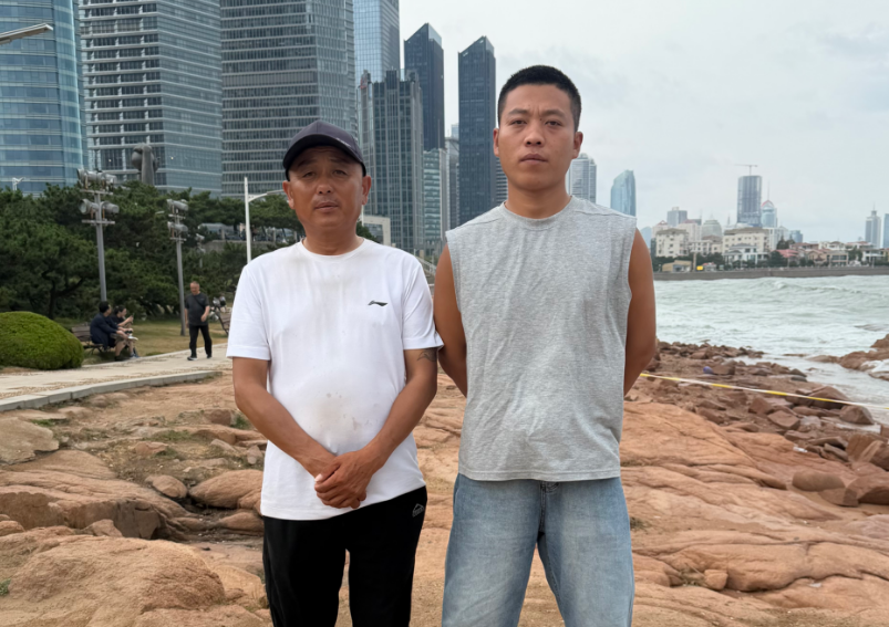 赵龙龙(右)和父亲张新军.png