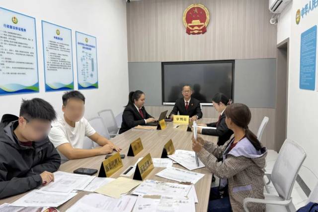 高州法院派驻市综治中心法官在调解一起民间借贷纠纷 高州法院派驻市综治中心法官在调解一起民间借贷纠纷
