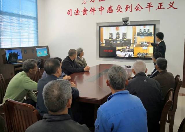 新垌法庭联合长流村干部在司法惠民服务中心为群众开展法治宣讲 新垌法庭联合长流村干部在司法惠民服务中心为群众开展法治宣讲